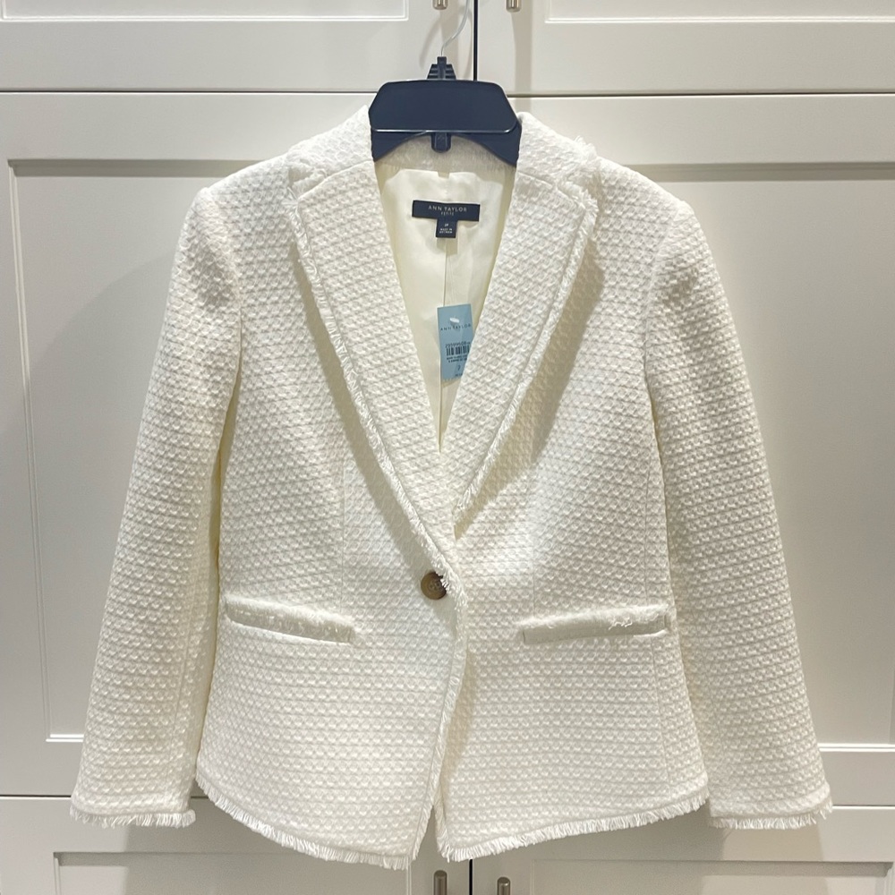 BNWT White Twead Blazet With Brown Tortoise Buttons